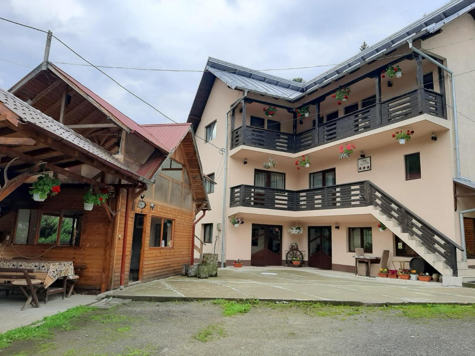 Lip Si Ely Hotel Dîmbovicioara Exterior foto
